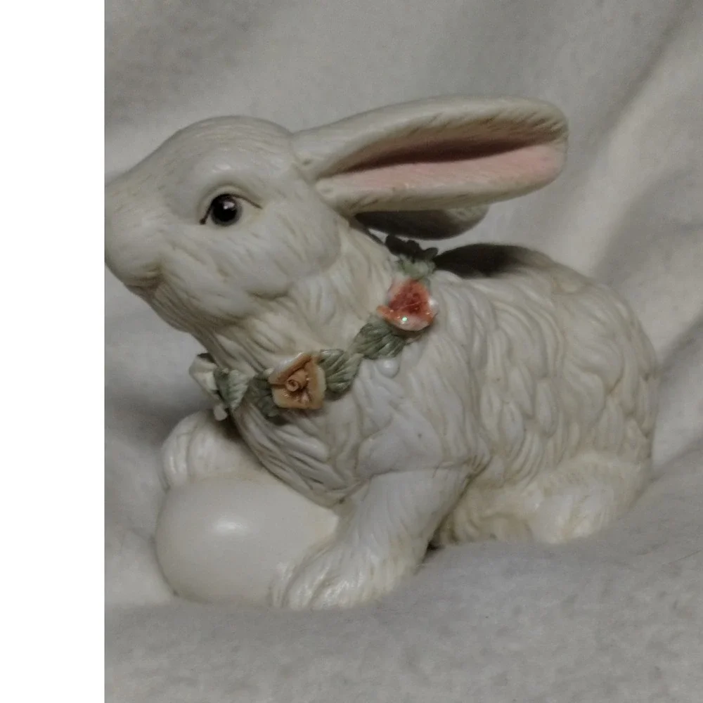 K's Collection‎ Easter Bunny Figurine with Floral Wreath Spring Decor